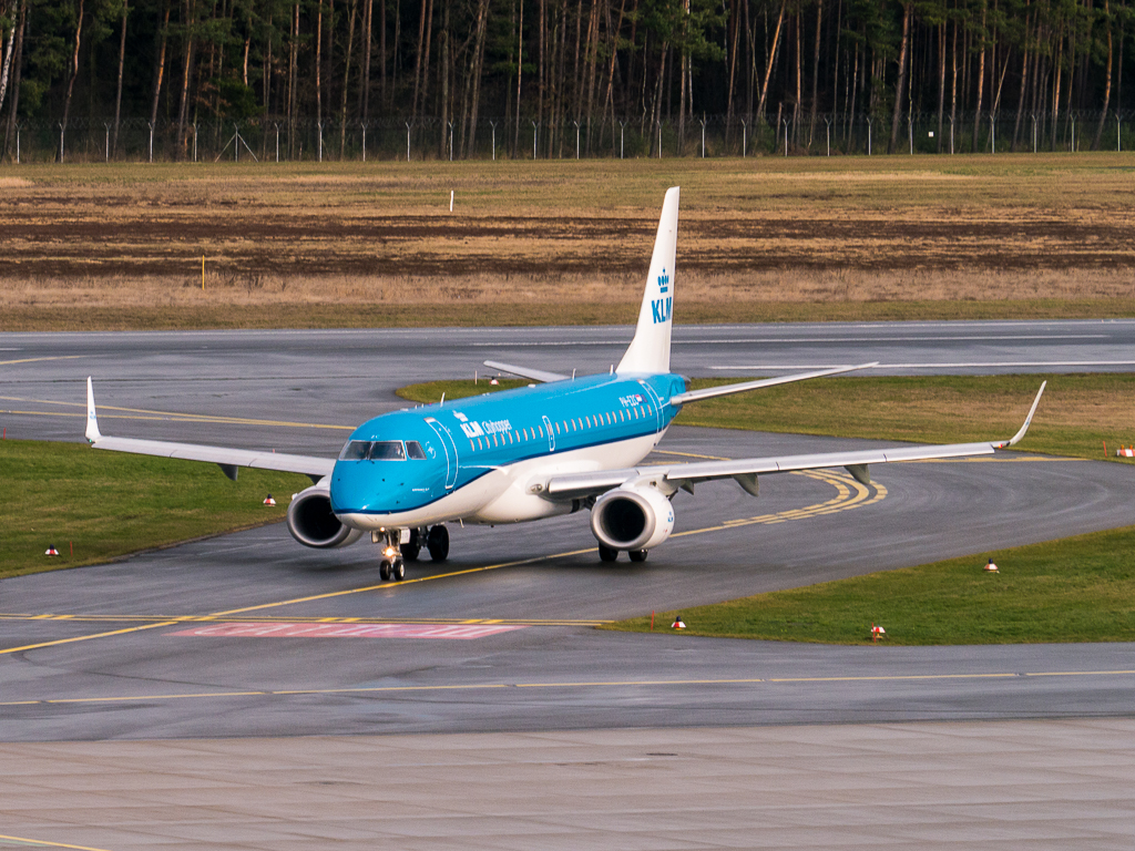 Kliknij obrazek, aby uzyskać większą wersję

Nazwa:	Embraer 175 KLM-1180174.jpg
Wyświetleń:	181
Rozmiar:	734,8 KB
ID:	164454